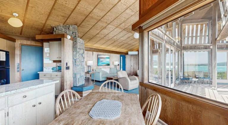 Vacation home with pool — photo 4