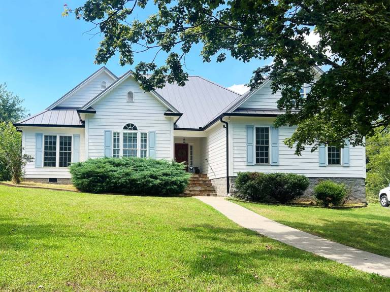 Family-oriented lovely vacation home with garden, private pool & patio | Dogs allowed in Nashville, TN