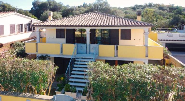 House with barbecue & terrace in Posada