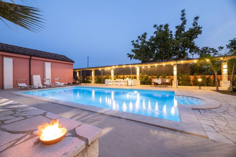 Villa with BBQ, private pool & yard — photo 4