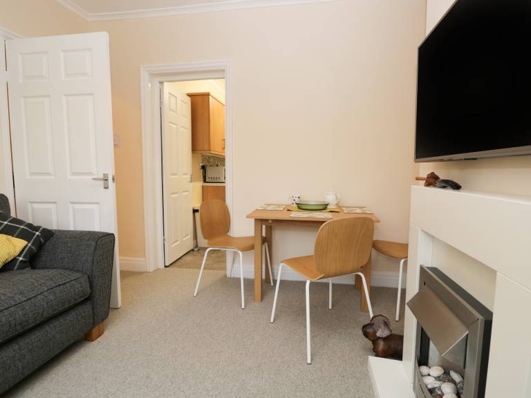 Cottage with garden — photo 4