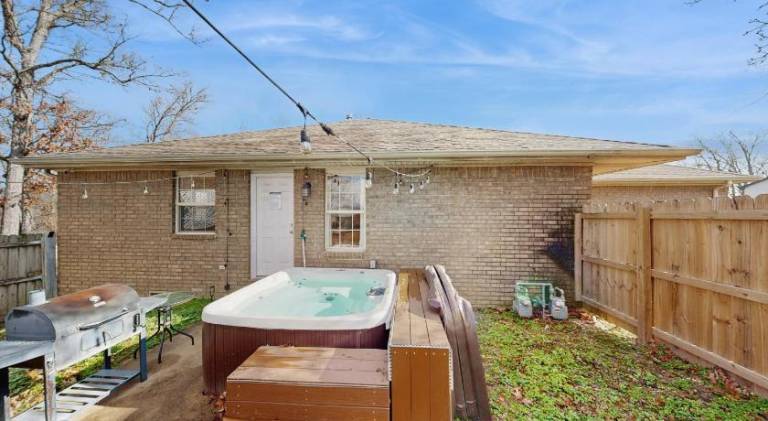 Vacation home with jacuzzi — photo 4
