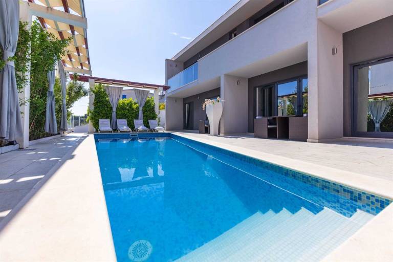 Spacious 4-BR Villa Getaway with heated pool for 12-15 guests — photo 3