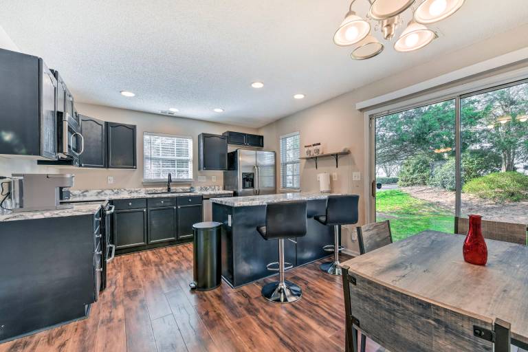 Chic Charlotte Townhome w/ Community Pool — photo 2