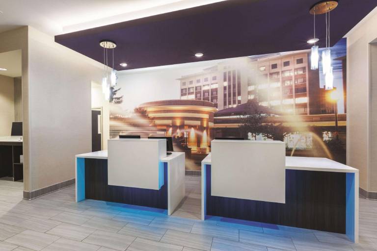 La Quinta Inn & Suites by Wyndham Terre Haute — photo 3