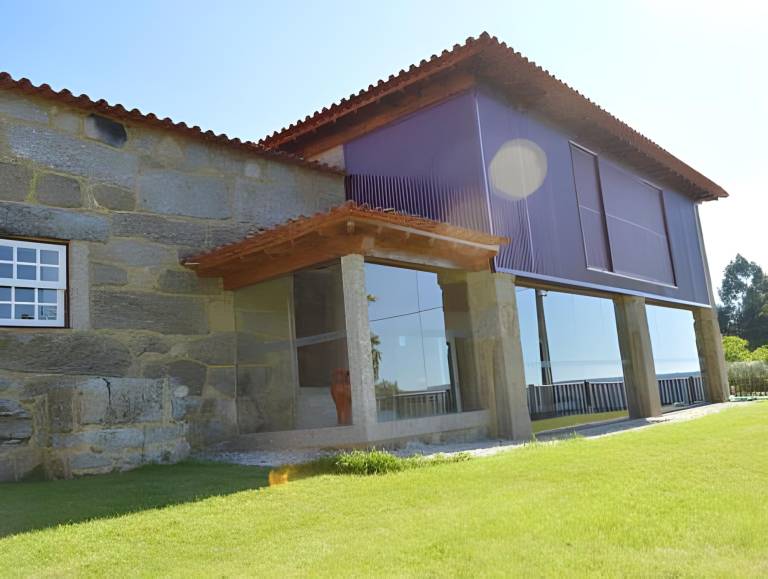 Vacation home with yard, patio & pool in Braga