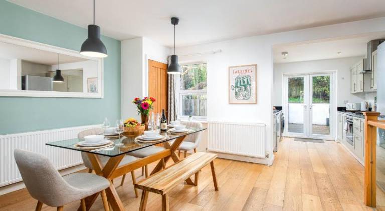 Large 5Bed Town House-Sleeps 9-By FabAccommodation — photo 3