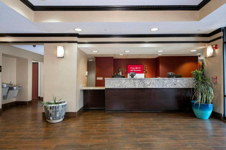 Red Roof Inn & Suites Dover Downtown — photo 3