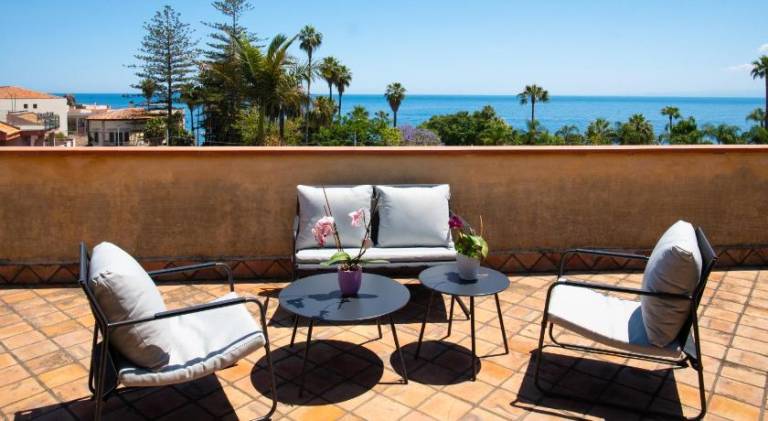 Villa with hot tub & pool | Pets allowed — photo 4