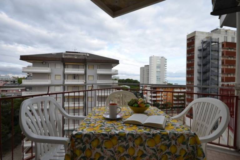 Studio with pool, garden & patio | City view — photo 2