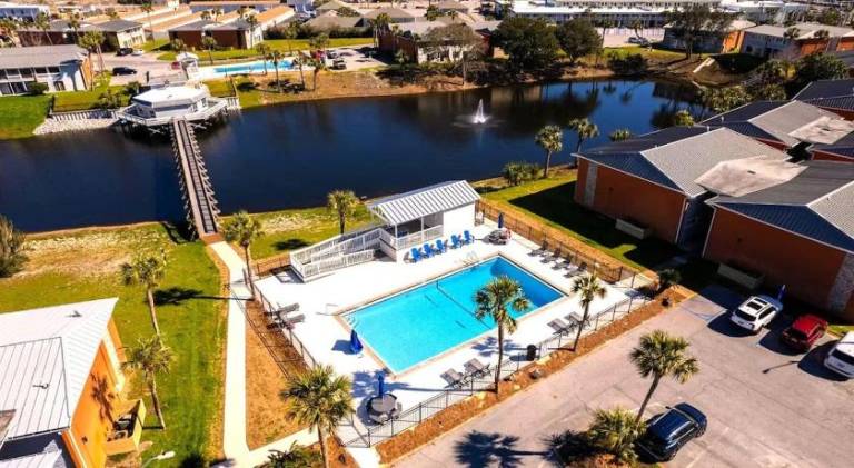 Vacation home with pool — photo 4