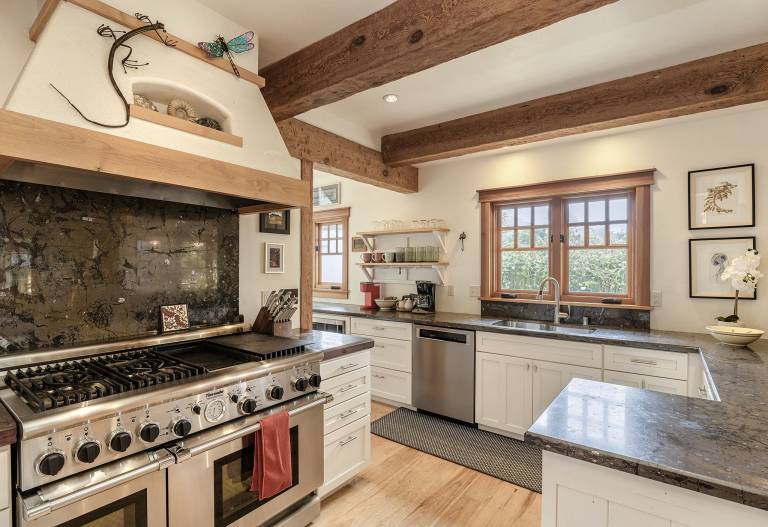 Vacation home with yard & BBQ — photo 4