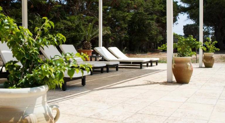 Lovely serviced apartment with garden, private pool & patio | Pet-friendly — photo 2