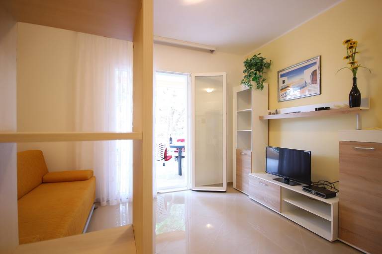 Holiday apartment with garden, patio & BBQ — photo 4