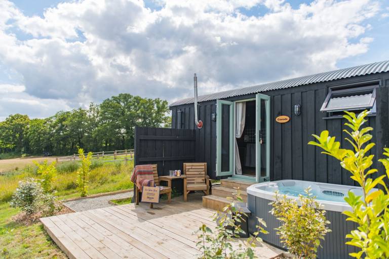 Charming cottage with yard, terrace & jacuzzi | Dogs allowed in Ashford