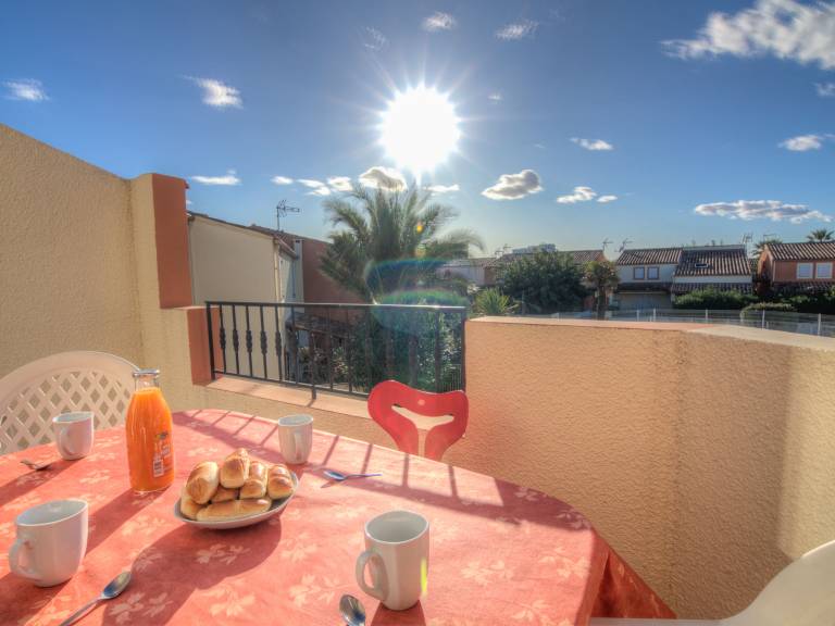 Family-oriented holiday apartment with pool & terrace | Next to the beach | Pets are welcome — photo 2
