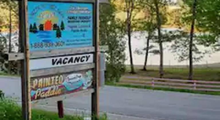 Lakefront Hideaway Resort 10 Total cabins-Lake View, Private Beach in Kawartha Lakes, ON