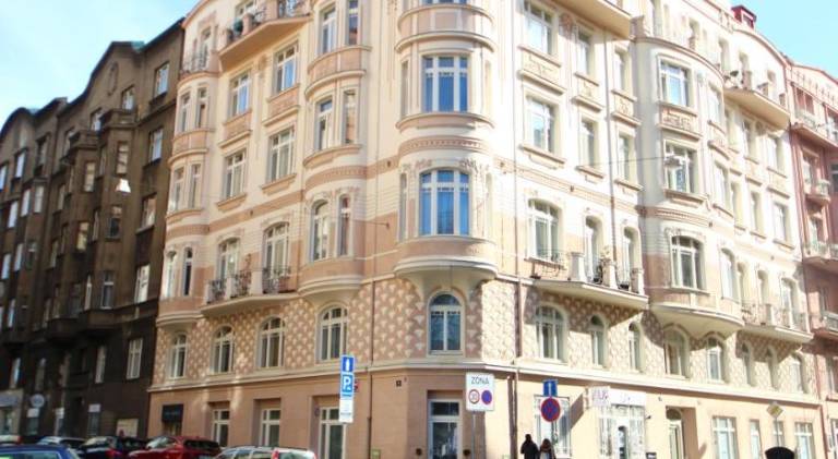 Apartment with patio | Near Dancing House — photo 4