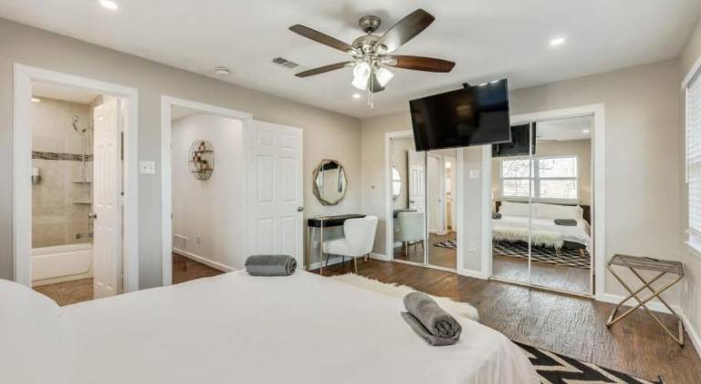 Elegant 5BR 2,5BA Holiday Home with Pool, Jacuzzi, BBQ, and Cinema Room — photo 2