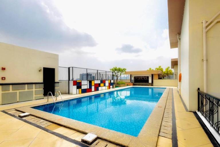 Apartment with yard & pool — photo 3