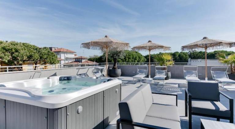 Serviced apartment with jacuzzi, yard & terrace — photo 3