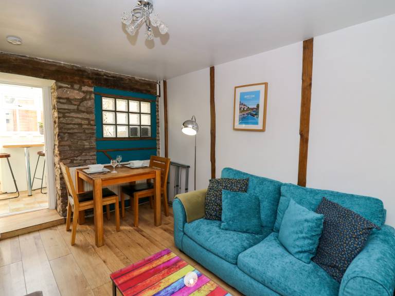 Cottage with yard — photo 4