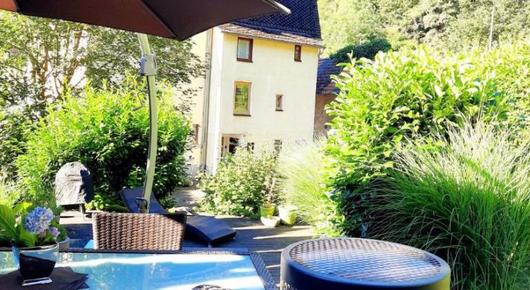 Rental apartment with terrace, barbecue & yard — photo 2