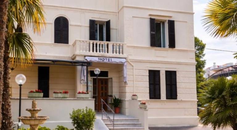 Hotel Villa Pina - Vicino al mare con parcheggio e giardino in Senigallia