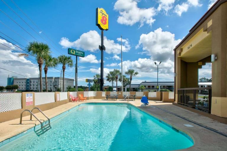 Super 8 by Wyndham Mobile Tillmans Corner