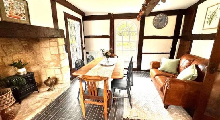 Stylish Tudor Cottage & Hot Tub — photo 3