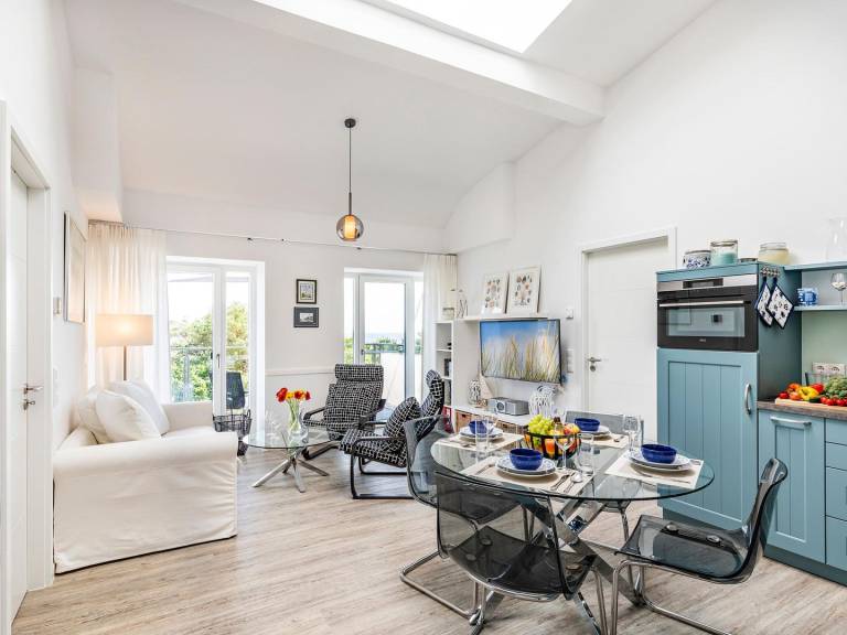 FeWo Seeblick: Moderne 63m² FeWo mit Balkon, Meerblick, offenem Wohn-/Essbereich in Binz