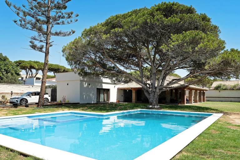 Pet-Friendly Holiday Home 'Casa Dago' close to the Beach with Pool & Wi-Fi in Chiclana de la Frontera