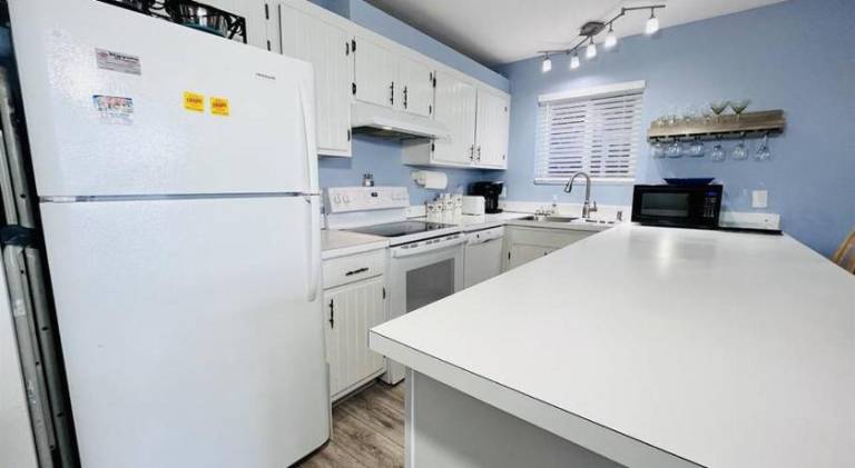 Fully equipped vacation home with patio | Pet-friendly — photo 5