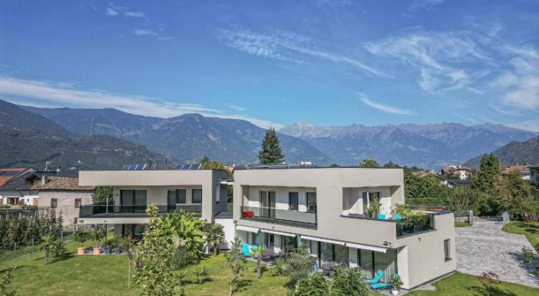 Rental apartment with garden, patio & barbecue in Lana