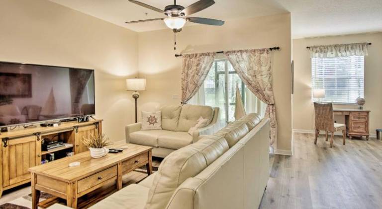 Ample vacation home with jacuzzi | Pet-friendly in Kissimmee, FL