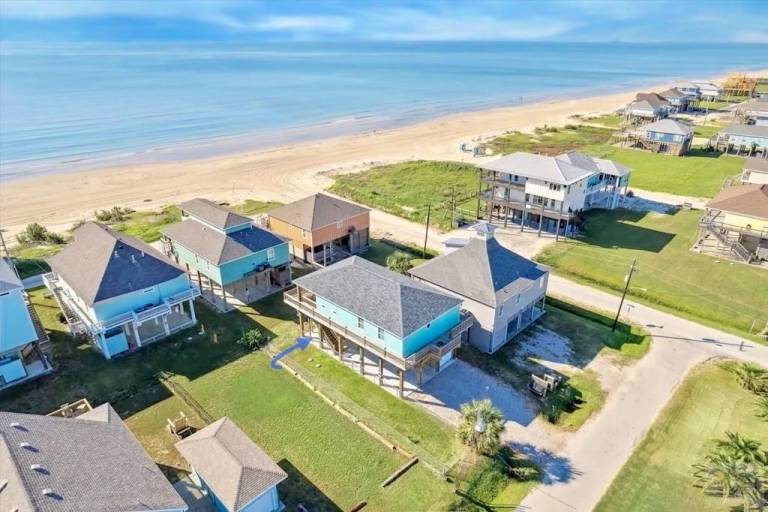 House with yard, jacuzzi & grill | Beach view in Bolivar, TX