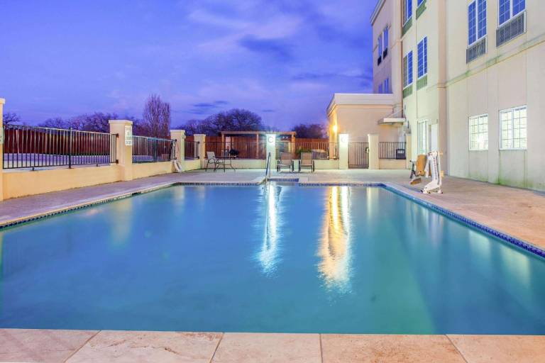 La Quinta Inn & Suites by Wyndham Luling — photo 2