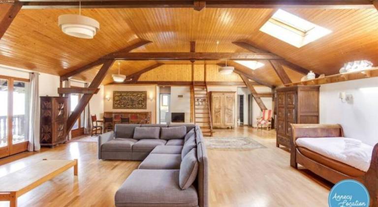 Bergerie Loft Apartment with Panoramic Lake — photo 3