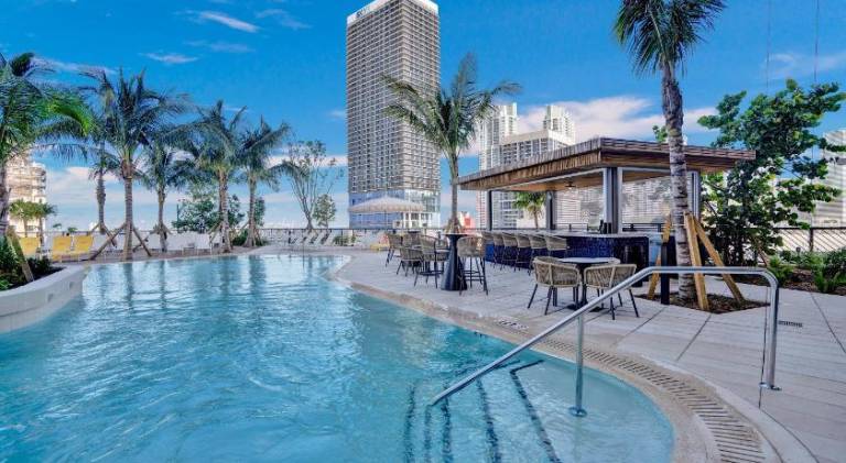 Rental apartment with pool | Next to Bayside Marketplace — photo 3