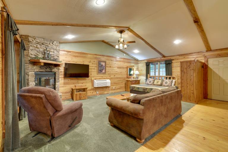 4 Mi to Lake: Wooded Log Cabin in Eureka Springs! — photo 4