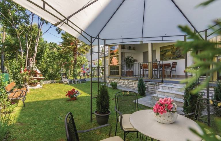 Villa with barbeque, patio & garden — photo 2