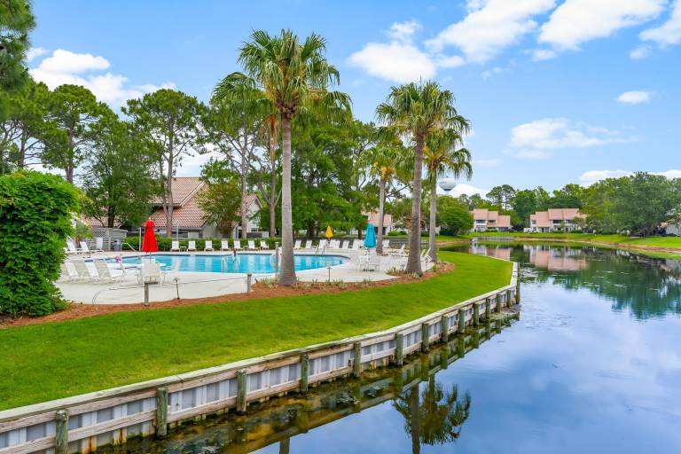 Vacation home with heated pool, BBQ & patio | Lake view — photo 2