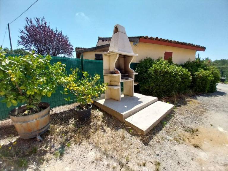 Gite with barbeque, patio & yard in Castres