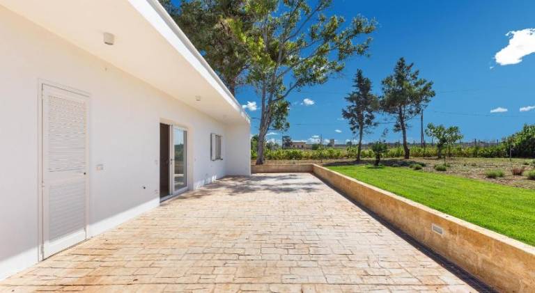 Villa with pool — photo 5