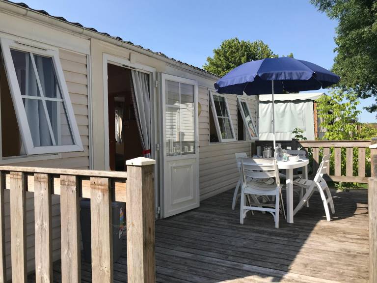 Bungalow with yard, terrace & pool | Pets are welcome — photo 5