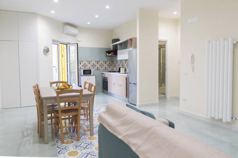 Lovely holiday apartment with hot tub, garden & patio | Suitable for remote work | Pet-friendly — photo 2