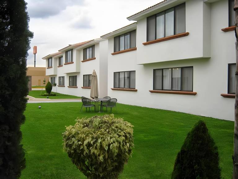 La Posada Hotel y Suites