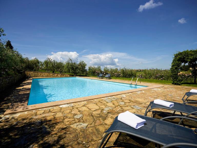 Child-friendly beautiful vacation home with private pool, yard & barbeque | Pet-friendly — photo 4