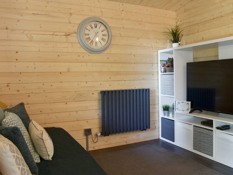 Family-oriented lovely cottage with yard, jacuzzi & grill | Pet-friendly — photo 3