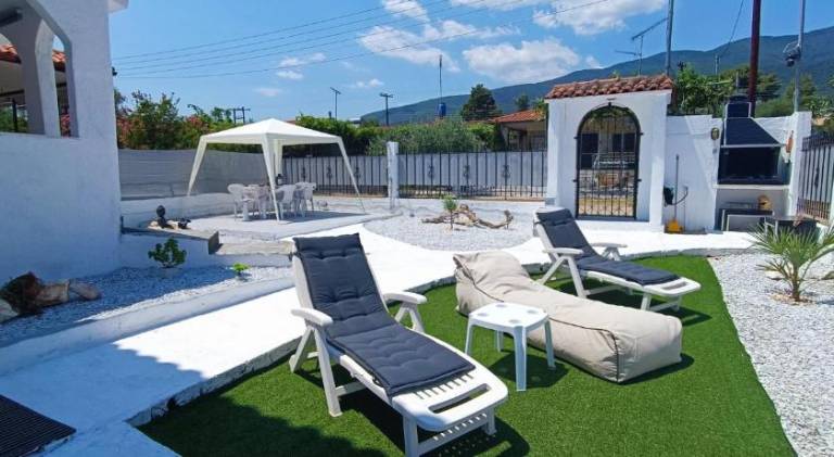 Vacation home with barbeque, patio & yard — photo 3